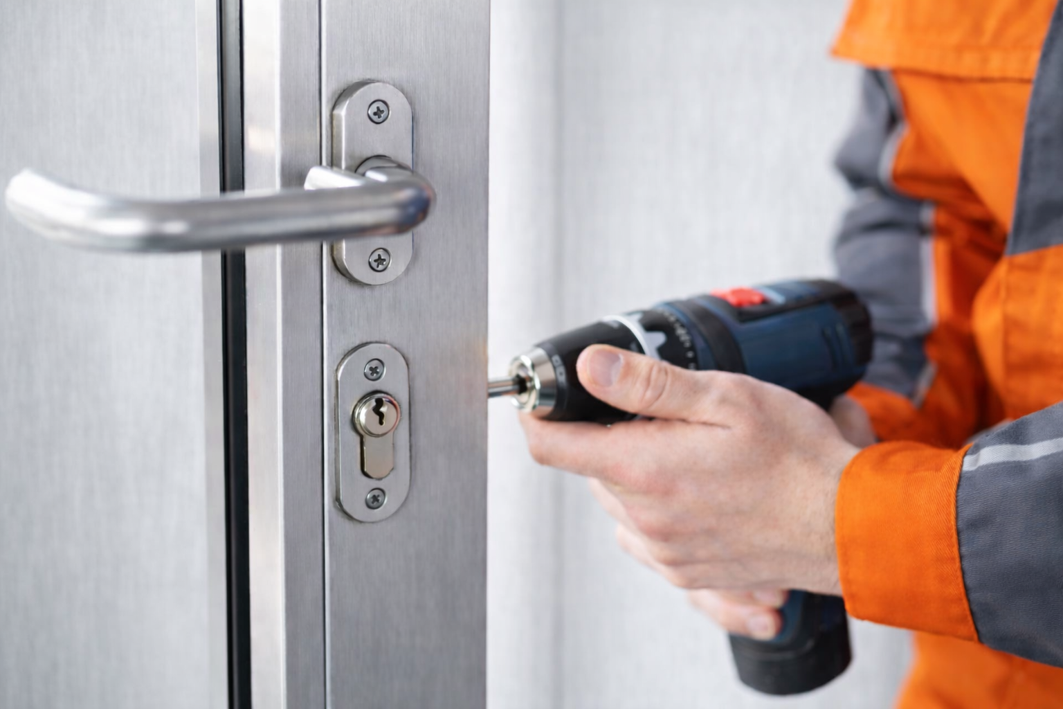 Serrurier en urgence intervenant sur une porte en aluminium à Toulouse